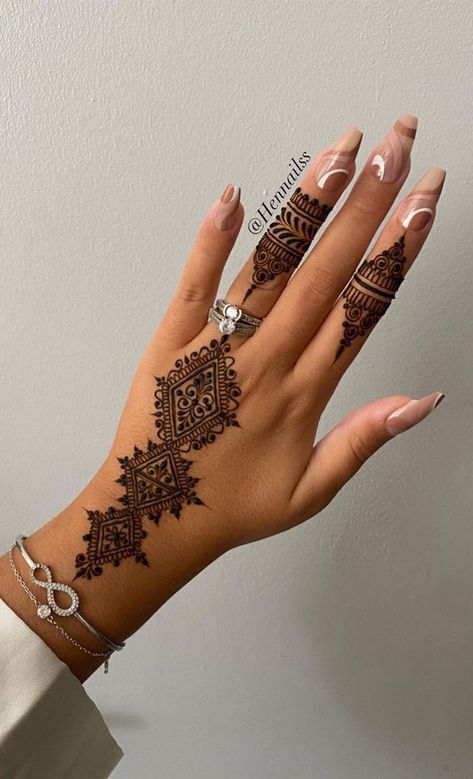 Minimal Henna Designs, Henna Designs 2023, Ramadan Henna Designs, Butterfly Henna Designs, Floral Henna Designs, Mandalas Henna Ideas, Henna Design Ideas Nude Nails With Design, Henna Crown, Elegant Henna, Crown Tattoos, Wedding Henna Designs, Henne Tattoo, Arabic Designs, Moroccan Henna, Cute Henna Designs