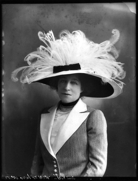 Feel like that women from Edwardian era favored weight-fashion styles, from big gowns to giant hats. Although diverse in shapes, it's really... Lillie Langtry, Edwardian Hat, Victorian Hats, Trendy Hat, Feather Hat, Wearing A Hat, Old Fashion, Edwardian Era, Edwardian Fashion