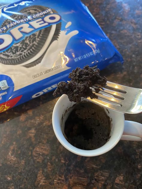 Oreo And Milk Mug Cake, Oreo Brownie Mug Cake, Oreo In A Mug, Oreo Cookie Mug Cake, Oreo Microwave Cake, Oreo Mug Cake Microwave, Oreo Mug Cake Recipe, Oreo Mug Cake, Oreo Dessert Easy