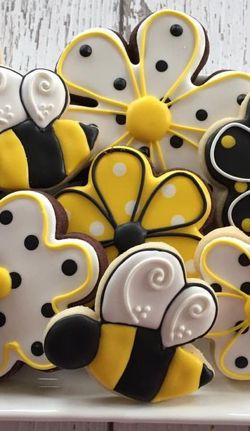 Bumblebee Cookies Decorated, Bee Hive Cookies Decorated, Bee Themed Sugar Cookies, Bee Cookies Royal Icing, Bumble Bee Cookies Decorated, Summer Cutout Cookies, Bee Decorated Cookies, Bee Cookies Decorated, Bumblebee Cookies