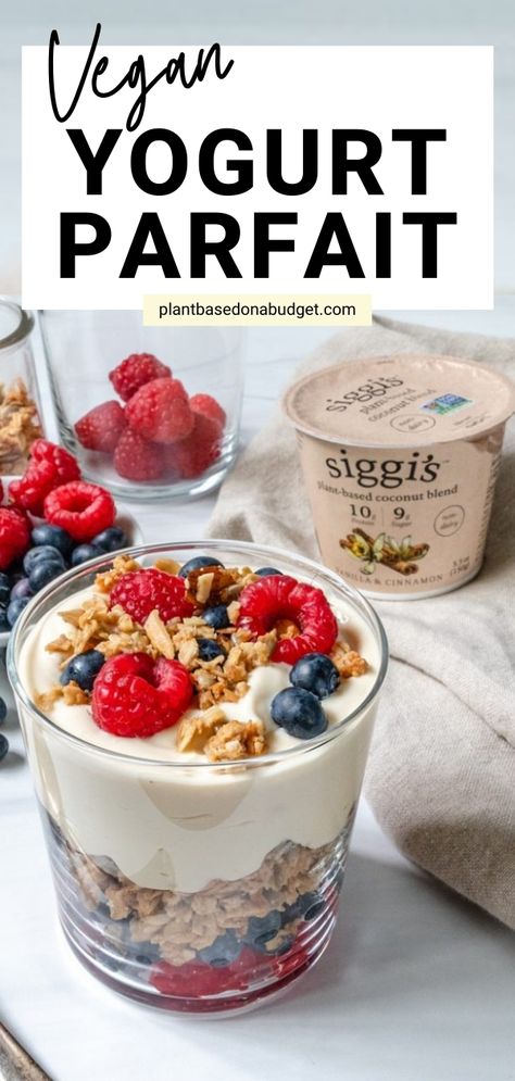 Vegan Parfait Breakfast, Vegan Yogurt Parfait, Greek Yogurt Parfait Recipes, Vegan Parfait, Best Vegan Breakfast, Yogurt Parfait Recipe, Vegan Brunch Recipes, Vegan Drinks Recipes, Greek Yogurt Parfait