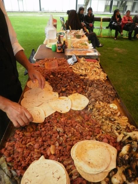 perfect set up for tacos Wedding Taquiza, Taco Stand Party, Taco Stand Wedding, Taco Stand Ideas, Mexican Catering, Mexican Birthday Parties, Mexican Party Decorations, Mexican Fiesta Party, Taco Stand