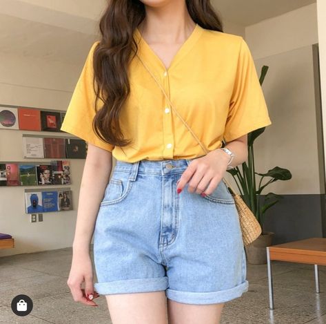 Yellow Short Sleeve Shirt Outfit, Summer Yellow Outfits, Yellow Casual Outfit, Pop Of Color Outfits, Summer Outfits Yellow, Casual Outfits Shorts, Yellow Shorts Outfit, Sleeve Shirt Outfit, Classy Summer Outfits