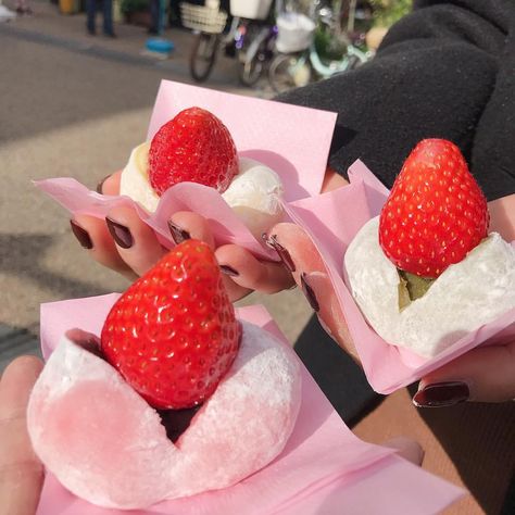 Daifuku Aesthetic, Ichigo Daifuku, Strawberry Daifuku, Japan Street Food, Pretty Dessert, Weird Food, Small Cake, Kawaii Food, Snack Cake