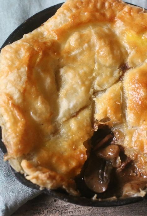 Beef And Guinness Pie, Beef And Gravy, Beef And Mushroom Pie, Steak And Mushroom Pie, Guinness Pie, Beef Mushroom, Beef Pot Pies, Savory Pies Recipes, Steak And Ale