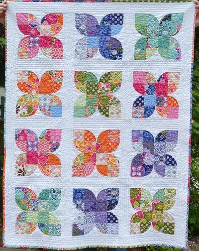 So many options for the Drunkard's Path block - The Crafty Quilter Drunkards Path Quilt, Curved Piecing, Quilt Modernen, Butterfly Quilt, Circle Quilts, Flower Quilts, Scrap Quilt, Quilts To Make, Quilting Inspiration