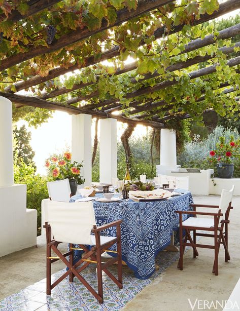 Italian Villa House, Mediterranean Patio, Backyard Dining, Italy House, Pergola Design, Casa Country, Patio Style, Backyard Pergola, Italian Home