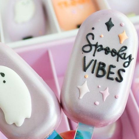 Hellen on Instagram: "Obsessed with packaging and of course these Halloween themed cakesicles 🤍 love adding a small@amount of chocolate to secure my cakeaicles in place. Also a little psa to start getting all your holiday packaging ready! Cakesicle boxes from @olbaa_cake_box and can be purchased in the US at @wholesale_sugar_flowers use my code DPORT10 for 10%off . . . #losangelesbakery #laevents #lacakes #chocolatetreats #cakesicles #halloweentreats #packagingvideo" Cakesicle Packaging, Treat Boxes Ideas Packaging, Cakesicles Packaging, Halloween Cakesicles, Cake 2022, Diy Sweets, Dessert Business, Dipped Treats, Halloween Box