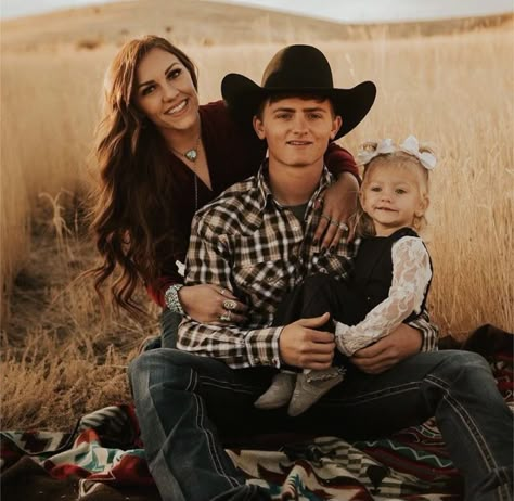 Country Family Photos, Western Family Photos, Wright Family, Western Family, Country Couple Pictures, Family Photography Outfits, Country Relationship Goals, Cute Family Pictures, Cute Country Couples