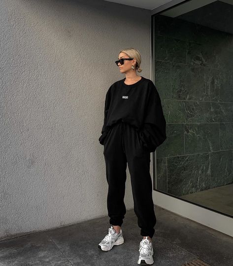 Sweats Outfit Winter, Black Sweats Outfit, Jessy Nelson, Black Sweatsuit, Sweatsuit Outfit, Cute Sweatpants Outfit, Cold Fashion, Cute Sweatpants, All Black Outfit