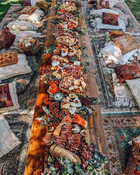 Large Grazing Table, Grazing Table Ideas, Feasting Table, Reception Table Decorations, Wedding Lounge, Festival Bride, Grazing Table, Boho Picnic, Work Meals