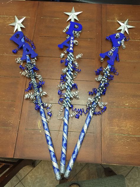 Spirit sticks Homecoming Dance Decorations, Cheer Spirit Sticks, Cheer Squad Gifts, Spirit Stick, Mums Homecoming Senior, Cheer Banquet, Spirit Sticks, Homecoming Corsage, Cheer Team Gifts