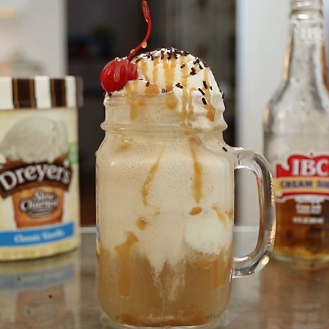 Whiskey Desserts, Fireball Cocktails, Cream Cocktails, Fireball Drinks, Strawberry Banana Milkshake, Ice Cream Cocktails, Cinnamon Desserts, Float Recipes, Cider Drinks