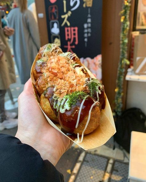 Takoyaki Sauce, Japan Street Food, Bonito Flakes, Tokyo Food, Street Food Market, Japanese Street Food, Food Street, Japanese Snacks, Japanese Aesthetic