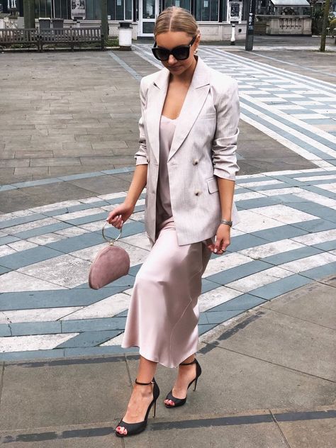 Satin Dress With Jacket, Satin Dress Outfit, Slip Dress Outfit, Chloe Rose, Long Slip Dress, Stylish Winter Outfits, Style 2023, Maternity Style, Mode Inspo