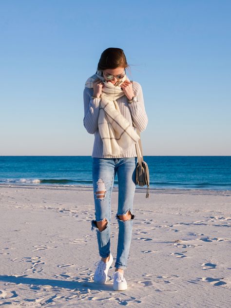 WINTER AT THE BEACH | FASHION BLOGGER LCB STYLE Cold Beach Outfit, Strand Shoot, Winter Beach Outfit, Surfergirl Style, Photos Bff, Summer Holiday Outfits, Winter Beach, Womens Beach Fashion, Surfer Girl Style