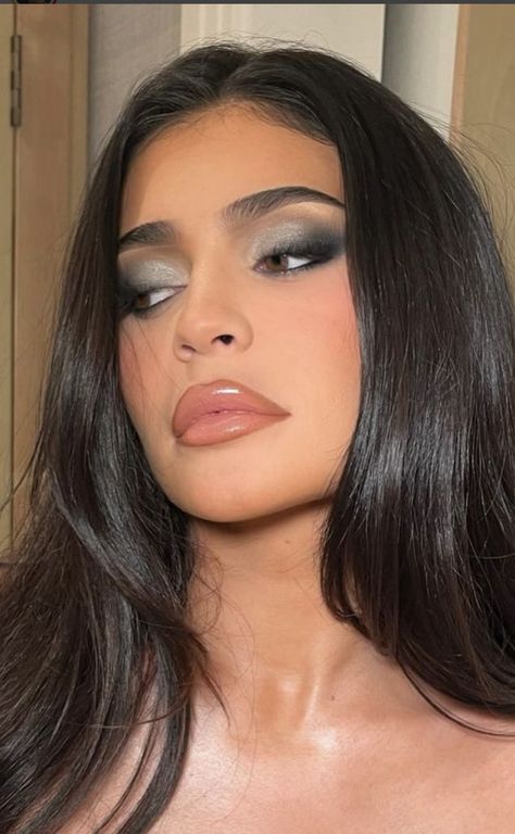 Maquillage Kylie Jenner, Sultry Makeup, Mekap Mata, Month Challenge, Grey Makeup, Kylie Makeup, Jenner Makeup, Kylie Jenner Makeup, Festival Inspo