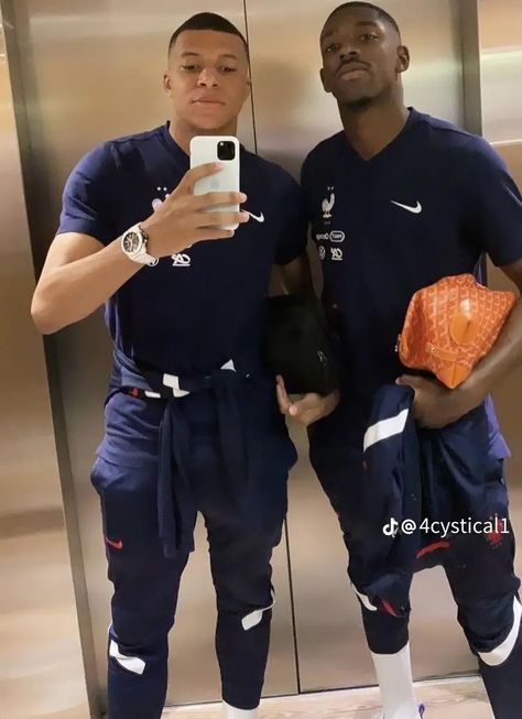 kylian mbappe Kylian Mbappe Selfie, Mbappe Selfie, Kilian Mbappe, France National Football Team, K Mbappe, French Football Players, Cute Pregnancy Pictures, France Team, Football Wags