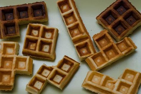 Tetris waffles. Why did I not think of this?! Board Game Inspired Food, Board Game Theme Party Food, Tetris Birthday Party, Board Game Themed Snacks, Board Game Themed Food, Video Game Food Ideas, Nerdy Snacks, Twist And Turns Vbs 2023 Snacks, Bible Snacks