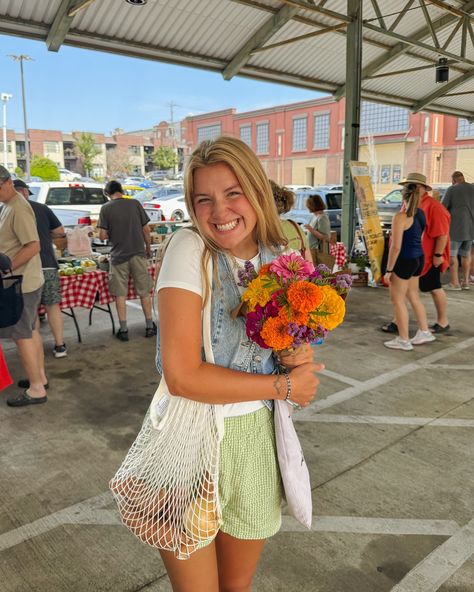 Farmer’s market mornings!🥰🥕💐🤍🍅🥬🍑 Farmer Market Outfit, Farmers Market Pictures, Farmers Market Photoshoot, Farmers Market Fashion, Merch Shoot, Farmers Market Outfit, Modesty Outfits, Her Campus, Insta Ideas