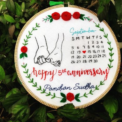 Wedding Anniversary Hoop Art, Anniversary Embroidery Hoop Ideas, Wedding Anniversary Hoop Embroidery, Anniversary Embroidery Ideas, Calendar Hoop Embroidery, Anniversary Hoop Art, Wedding Embroidery Gifts, Wedding Anniversary Embroidery, Anniversary Embroidery Hoop