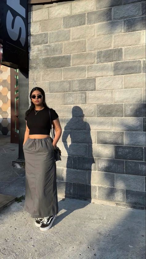 Una foto mostrando un look casual y con una csrgo skirt larga de color gris ratón Trendy Skirt Outfits Long, Long Baggy Skirt Outfit, How To Style A Cargo Skirt, Maxi Skirt Outfit Curvy, Curvy Skirt Outfits, Maxi Cargo Skirt Outfit, Black Maxi Skirt Outfit Summer, Cargo Maxi Skirt Outfit, Vans Outfit Women