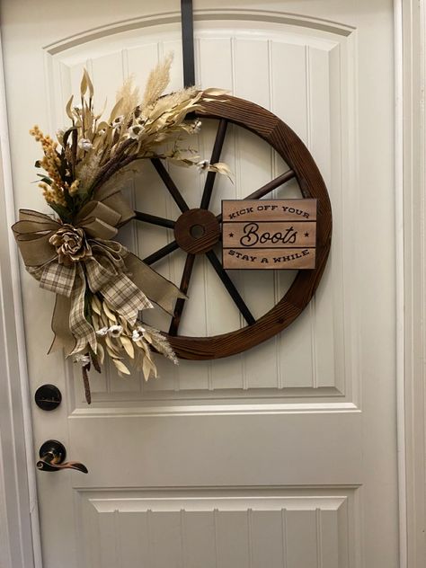 Small Wagon Wheel Decor, Decorating A Wagon Wheel, Wagon Wheel Decor Indoor Wall Ideas, Wagon Wheel Decor Indoor, Old Wagon Wheel Ideas, Wagon Wheel Diy, Wagon Wheel Ideas, Wagon Wheel Wreath, Hime Decor