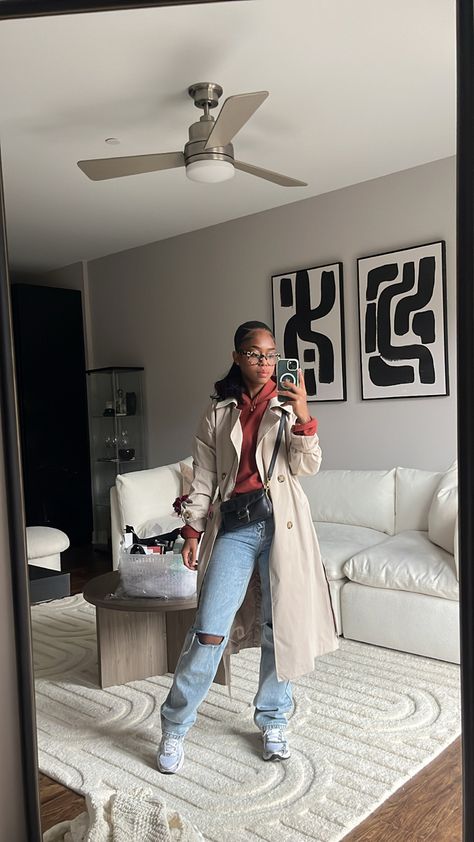 Trench Coat Hoodie, Winter Outfits Black Women, Cozy Winter Outfit, Trench Coat Outfit, Blue Ripped Jeans, Professional Outfits Women, Chill Fits, Coat Outfit, Effortlessly Chic Outfits