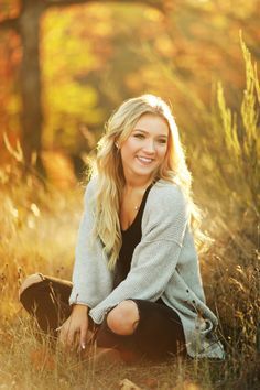 Haley Graham, Senior Pic Ideas, Senior Photoshoot Ideas, Senior Pictures Ideas, Senior Portrait Outfits, Cute Senior Pictures, Senior Photoshoot Poses, Senior Portraits Girl, School Senior Pictures