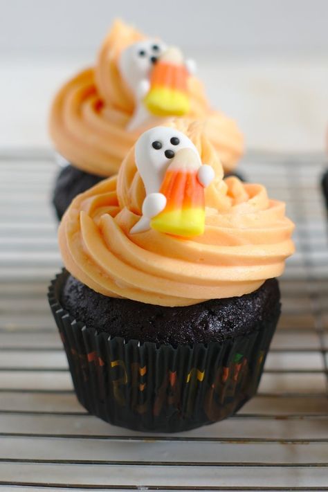 Extravagant Cupcakes, Halloween Cupcake Recipes, Creative Halloween Desserts, Halloween Desserts Scary, Halloween Cheesecake, Halloween Pumpkin Cake, Halloween Food Cupcakes, Cupcake Photography, Ghost Cupcakes