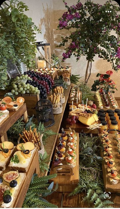 Buffet Set Up, Decoration Buffet, Landscaping Layout, Small Backyard Landscaping Ideas, Small Backyard Ideas, Party Food Buffet, Buffet Set, Charcuterie Inspiration, Party Food Platters