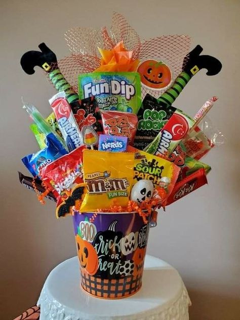 Halloween Candy Gifts, Halloween Treat Baskets, Candy Baskets, Diy Halloween Gifts, Spooky Basket, Kids Halloween Gifts, Spooky Halloween Gifts, Halloween Themed Gifts, Halloween Gift Baskets