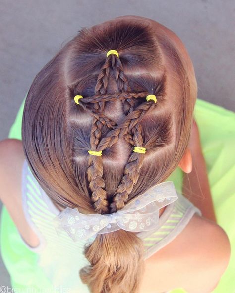 Brown Haired Bliss - Braided star into a side ponytail. Such a fun accent!  You could do braids, or rope twists, or leave the hair flat!  Fun 4th of July Hairstyle! Braided Star, 4th Of July Hairstyles, July Hairstyles, Girls Hairdos, Girl Hair Dos, Peinados Fáciles Para Cabello Corto, Princess Hairstyles