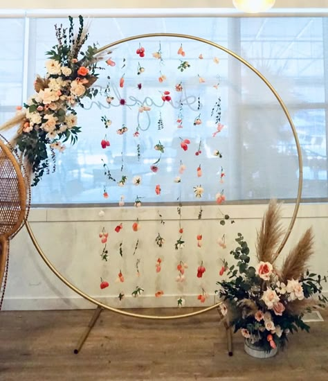 Decor Photobooth, Shower Flowers, Whitewashed Wood, Bridal Shower Backdrop, Wildflower Baby Shower, Line Photo, Flowers Photo, Floating Flowers, Baby Shower Flowers