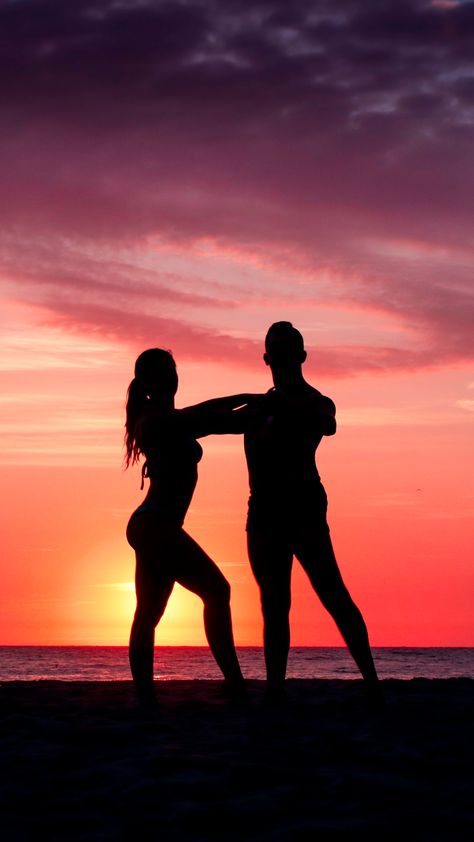 Pareja bailando en la playa al atardecer silueta sombra- couple dancing on the beach silhouettes shadow- salsa bachata Beach Picture Captions, The Edge Of Love, Beach Silhouette, Dance Silhouette, Cute Kiss, Dance Dreams, Women's Bags By Material, Learning Style, Let's Dance