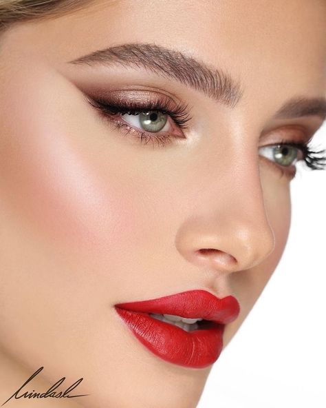 Laura Mercier Foundation, Red Lips Makeup Look, Red Carpet Makeup, Soft Eye Makeup, Red Lip Makeup, No Eyeliner Makeup, Red Lipstick, Laura Mercier, Makeup For Brown Eyes