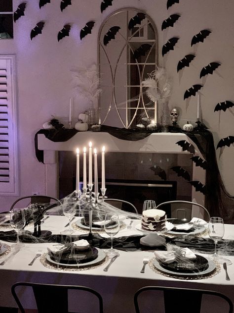 The Haunted Mansion night time. bats on the wall! #halloweenparty Haunted Mansion Halloween Party, Adams Family Halloween, Halloween Balloon Garland, Halloween Dinner Party, Family Halloween Party, Black And White Balloons, Cake Elegant, Halloween Party Table, Haunted Mansion Halloween