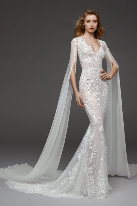 extra-long-chiffon-sleeves-lace-dress-short-sleeve-wedding-dress-blonde-wavy-hair Hanging Sleeves, Pronovias Bridal, Pronovias Wedding Dress, Fit And Flare Wedding Dress, Medieval Style, Dress Mermaid, Lela Rose, Embroidered Tulle, Sleeve Wedding Dress