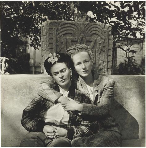 Frida Kahlo Paintings, Vintage Lesbian, Gay History, Lgbt History, Woman Loving Woman, Old Photography, Lesbian Art, Queer Fashion, Diego Rivera