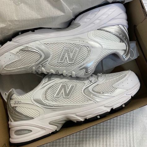 New Balance 530 Trainers, Womens New Balance, New Balance White, Creative Gifts For Boyfriend, Vintage Black Glamour, Makeup Clothes, Exclusive Shoes, Nike Sneakers Women, Sneakers Addict