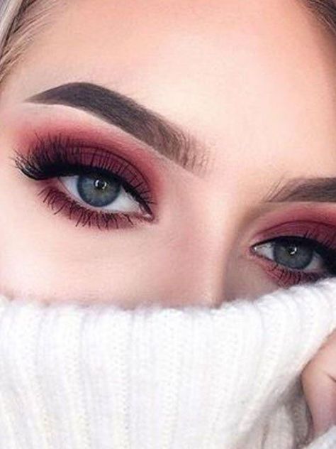 Amazing Winter Eye Shadow Looks You'll Be Wearing All Season - Society19 Winter Eye Makeup, Winter Eyeshadow, Eye Shadow Looks, Down Hairstyles For Long Hair, Makeup Looks For Green Eyes, Light Blue Eyes, White Eyeshadow, Makeup Challenges, Green Eyeshadow