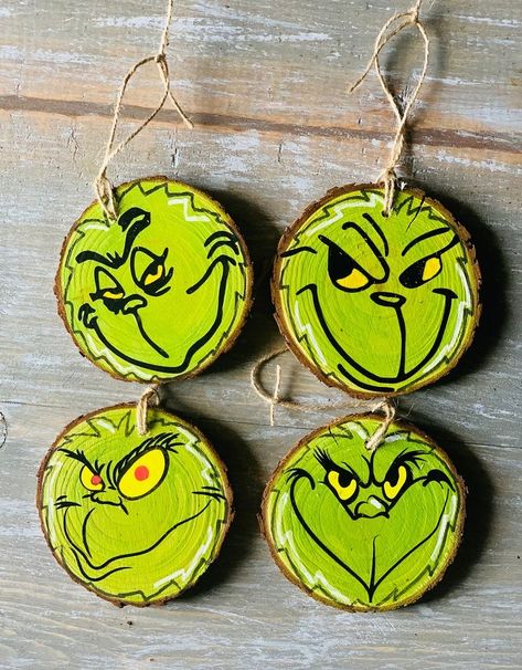 Wood Slice Grinch Ornaments, Log Slice Ornaments, Wooden Grinch Ornaments, Painted Grinch Ornaments, Grinch Wooden Ornaments, Wood Painting Christmas, Wood Painted Christmas Ornaments, Ordiment Ideas, Wood Slice Art Paint