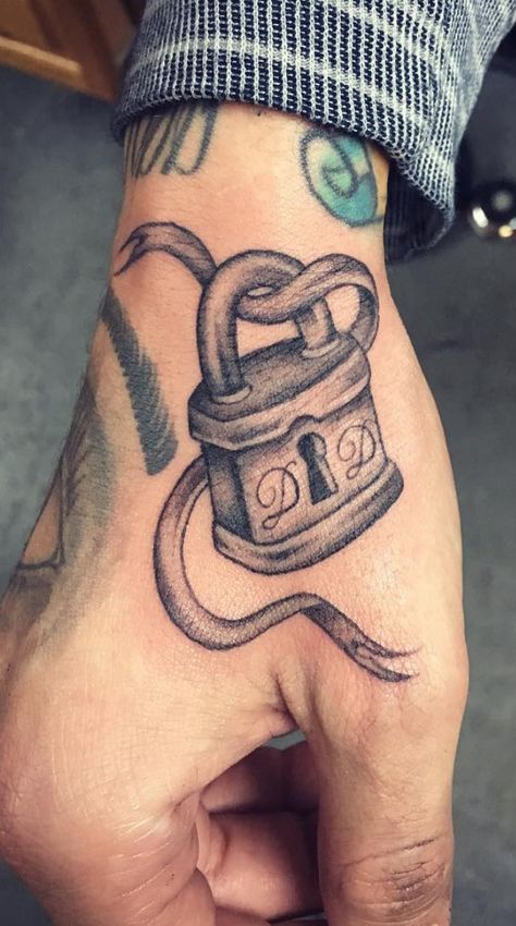 lock tattoos to close cycles Lock And Key Hand Tattoo, Locksmith Tattoo, Lock Tattoo For Men, Lock Tattoos For Women, Padlock Tattoo, Heart Lock Tattoo, Symmetrical Tattoos, Tattoo Friends, Half Sleeve Tattoos Sketches