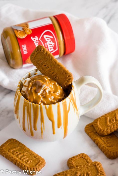 biscoff mug cake with whipped cream, melted biscoff spread and biscoff cookies Mug Cake No Egg, Biscoff Mug Cake, Egg Pastry, Cake With Whipped Cream, Fall Cookie Recipes, Vanilla Mug Cakes, 7 Fishes, Baking With Almond Flour, Biscoff Spread