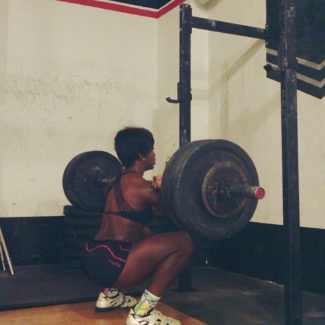 Woman Deadlift, Black Women Weight Lifting, Weight Training Black Women, Fitness Training Black Women, Strong Black Woman Aesthetic, Women Weight Lifting Aesthetic, Health And Fitness Aesthetic Black Women, Weightlifting Women Aesthetic, Gym Aesthetic Black Women Vision Board