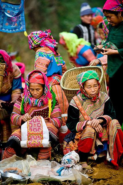 Beautiful Vietnam, Hmong Clothes, Sa Pa, Cultural Appropriation, Modern And Antique, Kids Learning Activities, People Of The World, Art Clothes, People Around The World