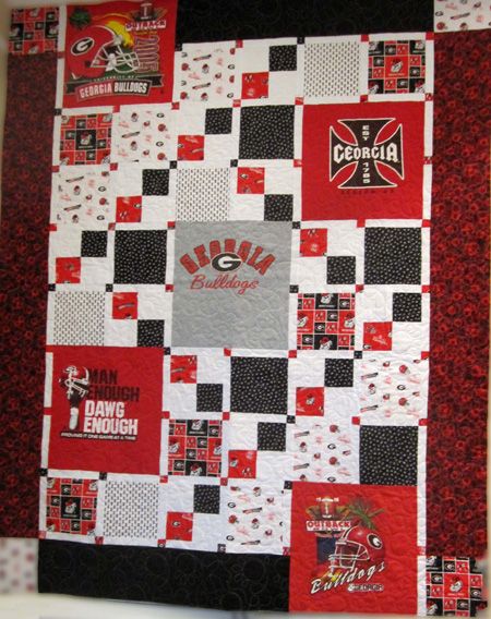 Bonnie's UGA quilt - this is a great pattern using just 5 t-shirts (Thanks, Bonnie!) Tshirt Quilt Pattern, Baseball Quilt, Football Quilt, Sports Quilts, Tee Shirt Quilt, Jersey Quilt, Georgia Football, T Shirt Quilt, Tshirt Quilt