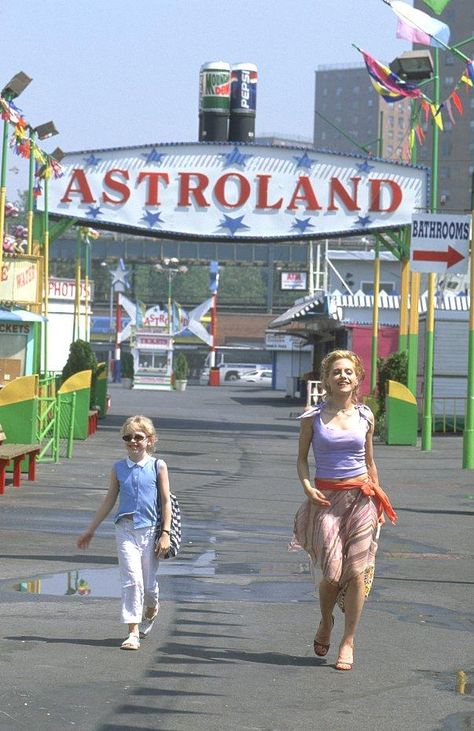 Coney Island, Uptown Girls <3 Uptown Girls Movie, Brittany Murphy, Dakota Fanning, Chick Flicks, Uptown Girl, Girl Movies, Movies Outfit, Movie Fashion, Iconic Movies