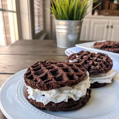 Similar to a chaffle, but without the cheese, this low carb cookies and cream chocolate waffle is quick, easy and delicious! 147 calories, 14 grams protein, 8 grams carbs, and 6 grams fat are for the ENTIRE recipe!!⁠ #healthyrecipe #caloriecounting #macrocounting #lowcarb #weightlossrecipes #lowcalorierecipes #flexibledieting https://healthbeet.org/low-carb-cookies-and-cream-chocolate-waffles/ Chocolate Waffle Recipe, Health Beet, Sugar Free Pancake Syrup, Chaffle Recipes, Chocolate Waffles, Low Carb Meal, Low Carb Meal Plan, Chicken Sweet Potato, Low Carb Cookies