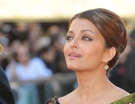 Aishwarya Rai Makeup, ऐश्वर्या राय, Aishwarya Rai Photo, Bollywood Hairstyles, Bun Hairstyle, Indian Woman, Gorgeous Eyes, Aishwarya Rai, Priyanka Chopra